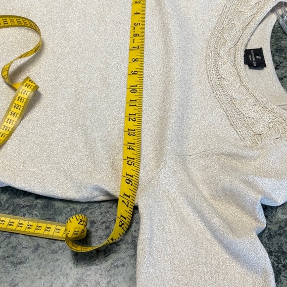 Top with gold threads excellent condition, size petite - Picture 6 of 11